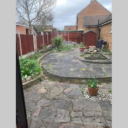 5 Bedroom House With Outdoor Space Upminster Esterno foto