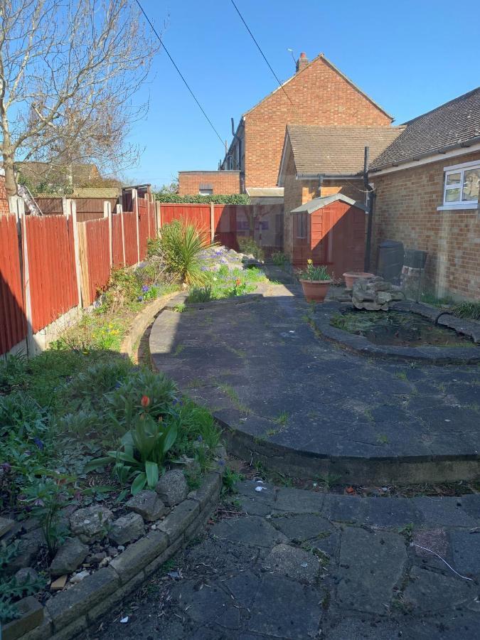 5 Bedroom House With Outdoor Space Upminster Esterno foto