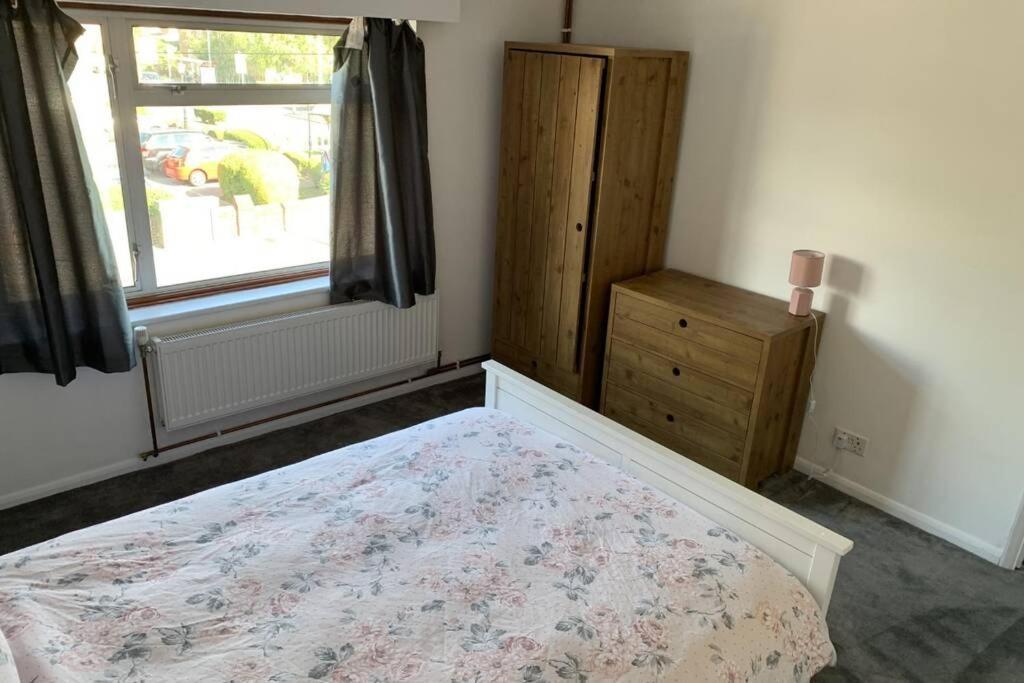 5 Bedroom House With Outdoor Space Upminster Esterno foto