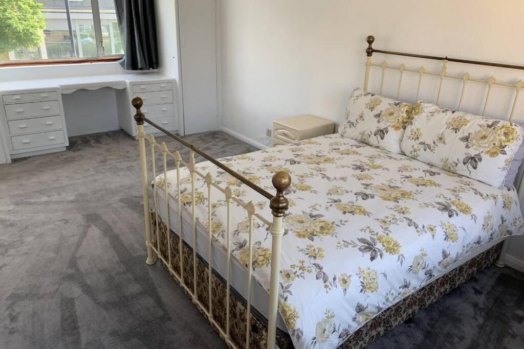 5 Bedroom House With Outdoor Space Upminster Esterno foto