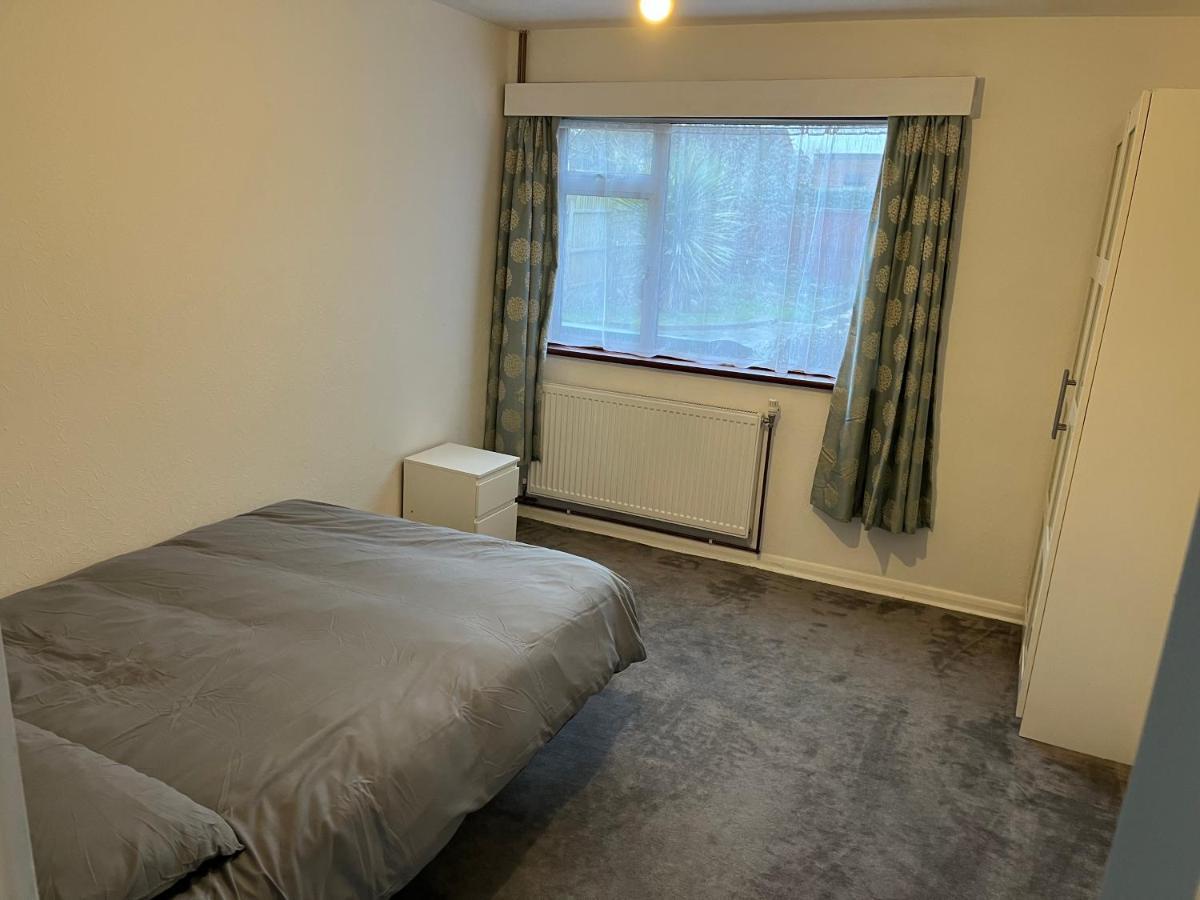 5 Bedroom House With Outdoor Space Upminster Esterno foto