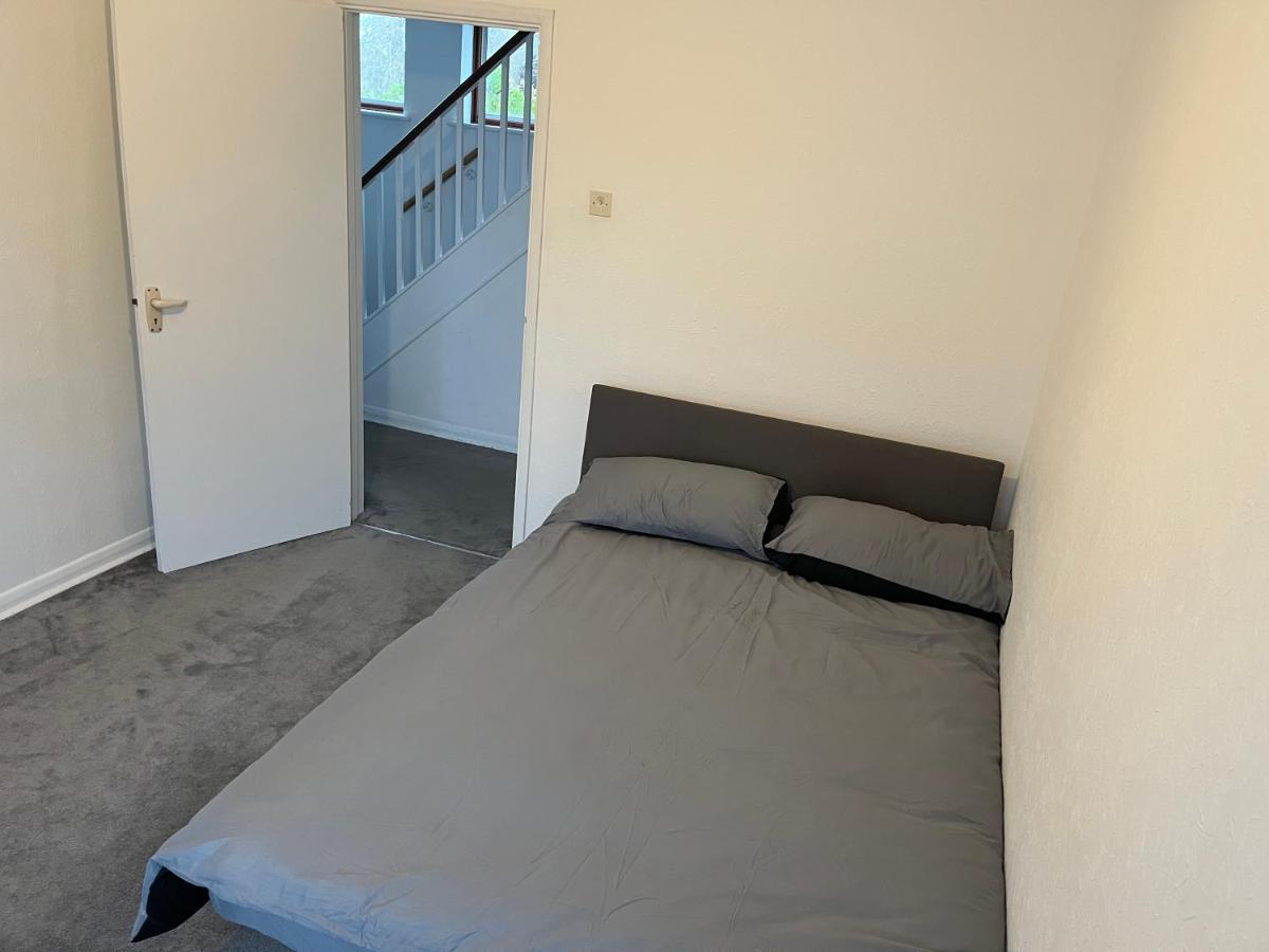 5 Bedroom House With Outdoor Space Upminster Esterno foto